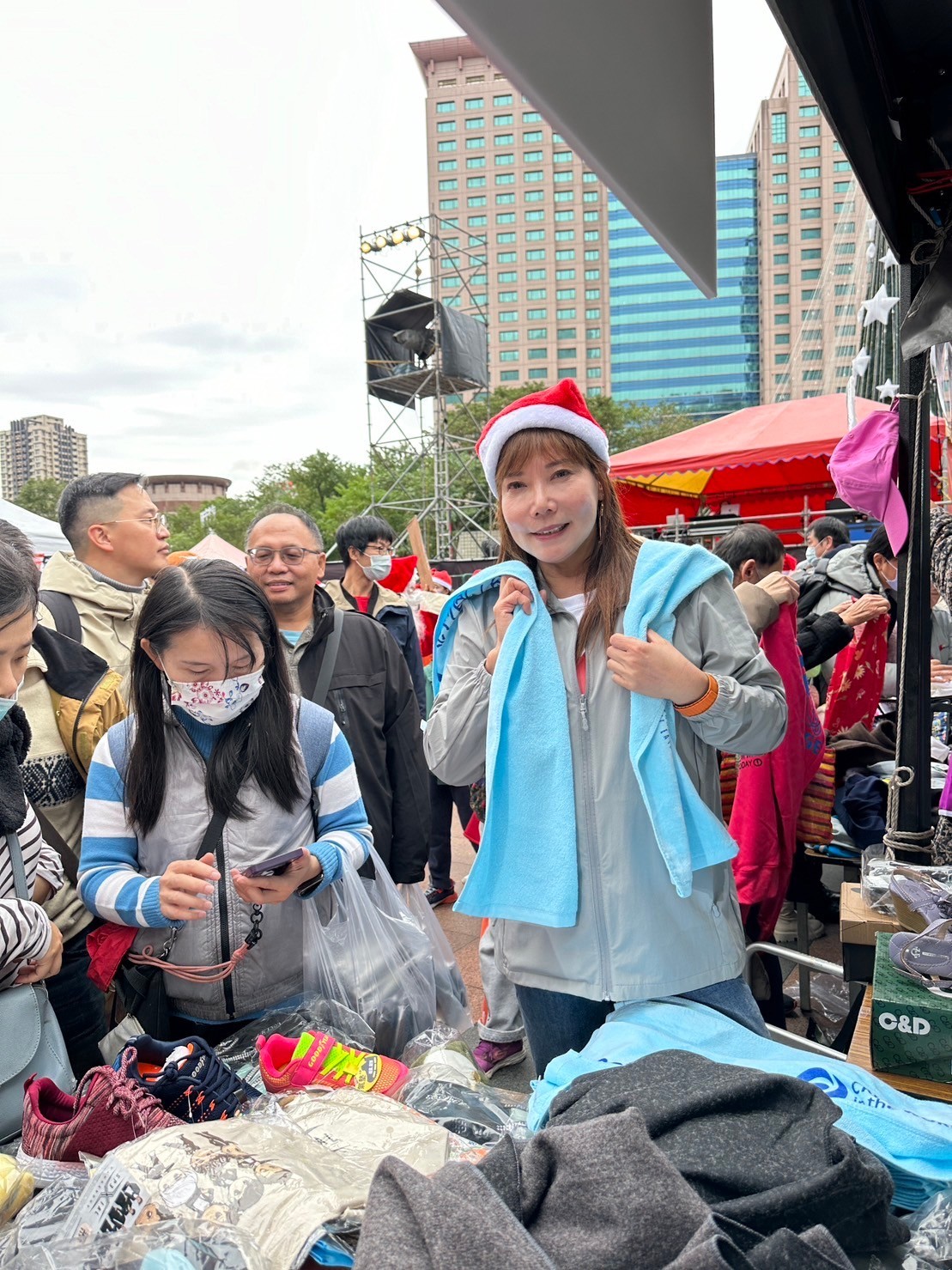 LINE_ALBUM_新北耶誕城 扶輪公益網義賣_231226_9.jpg